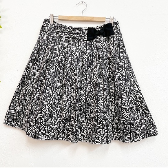 Retro Style B&W Skirt with Bow - Picture 1 of 5